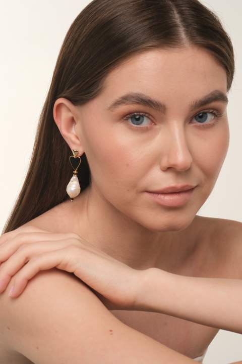 Серьги-сердце из латуни с барочной жемчужиной